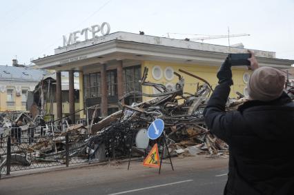 Москва. У входа на станцию метро `Чистые пруды`, где проводится снос торговых павильонов, признанных самостроем.