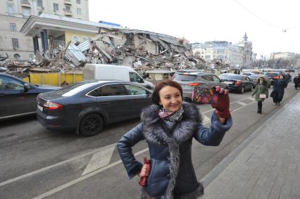 Москва. У входа на станцию метро `Чистые пруды`, где проводится снос торговых павильонов, признанных самостроем.