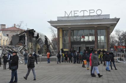 Москва. У входа на станцию метро `Чистые пруды`, где проводится снос торговых павильонов, признанных самостроем.