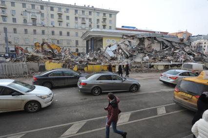 Москва. У входа на станцию метро `Чистые пруды`, где проводится снос торговых павильонов, признанных самостроем.