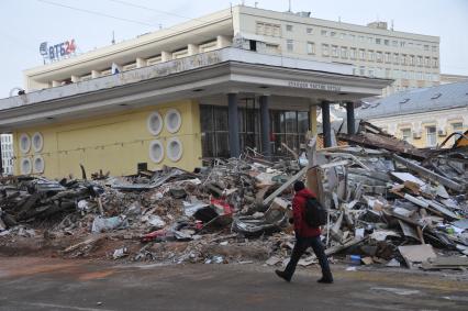 Москва. У входа на станцию метро `Чистые пруды`, где проводится снос торговых павильонов, признанных самостроем.