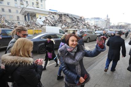 Москва. У входа на станцию метро `Чистые пруды`, где проводится снос торговых павильонов, признанных самостроем.