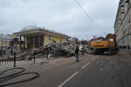 Москва. У входа на станцию метро `Чистые пруды`, где проводится снос торговых павильонов, признанных самостроем.