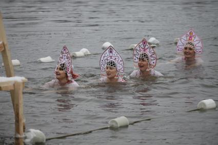 Углич. Участницы соревнований по холодному плаванию во время IX фестиваля активного зимнего отдыха `Зимние забавы`.
