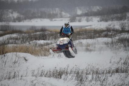 Углич. Участник на снегоходе во время IX фестиваля активного зимнего отдыха `Зимние забавы`.