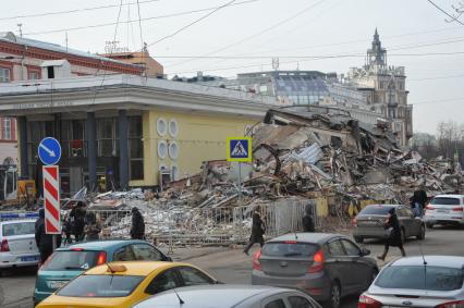 Москва. У входа на станцию метро `Чистые пруды`, где проводится снос торговых павильонов, признанных самостроем.