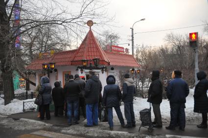 Москва.   Очередь в магазин `Пончики` на Останкинской улице.