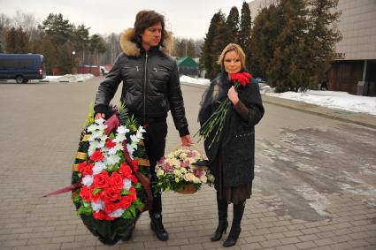 Москва. Певец Прохор Шаляпин и телеведущая Дана Борисова  на похоронах  продюсера и пиар-менеджера Тимы Брика (Тимофея Шевченко) на Николо-Архангельском кладбище.