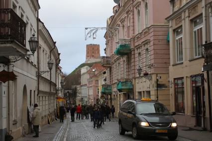 Литва, Вильнюс. Улица Старого Города и вид на Башню Гедимина (Гедиминаса).