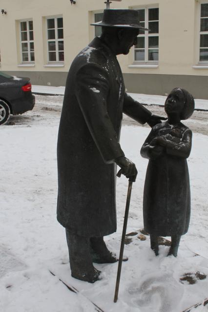 Литва, Вильнюс. Памятник врачу Цемаху Шабаду.