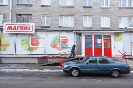 Санкт-Петербург. Магазин `Магнит` на Широкой улице в Кронштадте, где накануне произошел инцедент. Сотрудники магазина задержали по подозрению в краже масла 81-летнюю блокадницу Раузу Галимову. Женщину доставили в ОВД Кронштадтского района, где она в последствии умерла от инфаркта.