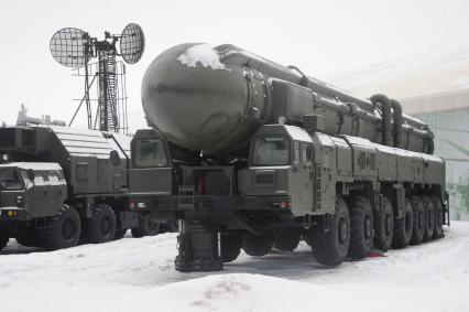 Московская область. г. Кубинка. Мобильный ракетный комплекс `Тополь` на выставке, открывшейся в рамках первой военно-научной конференции `Роботизация Вооруженных Сил РФ` на территории военно-патриотического парка культуры и отдыха ВС РФ `Патриот`.