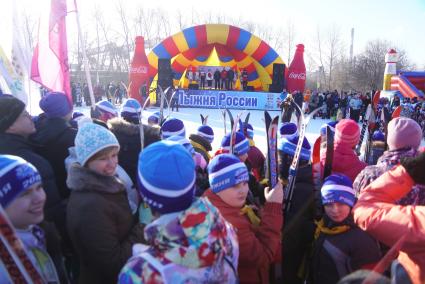 Екатеринбург. Участники перед началом забега на лыжах в рамках Всероссийской массовой лыжной гонки `Лыжня России 2016` на стадионе `Калининец`.