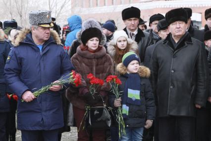 Алтайский край, с. Косиха. Главнокомандующий Воздушно-космическими силами генерал-полковника Виктор Бондарев (слева) и вдова Олега Пешкова Гелена с детьми во время торжественной церемонии открытия мемориальной доски в честь Героя России подполковника Олега Пешкова, погибшего в Сирии.