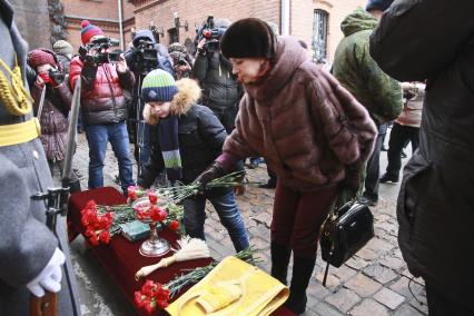 Алтайский край, с. Косиха. Ыдова Олега Пешкова Гелена с сыном во время торжественной церемонии открытия мемориальной доски в честь Героя России подполковника Олега Пешкова, погибшего в Сирии.