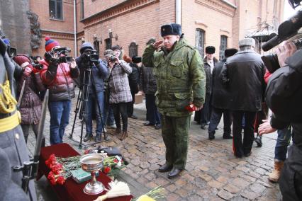 Алтайский край, с. Косиха. Майор Константин Мурахтин, штурман сбитого над Сирией бомбардировщика Су-24 на торжественной церемонии открытия мемориальной доски в честь Героя России подполковника Олега Пешкова, погибшего в Сирии.