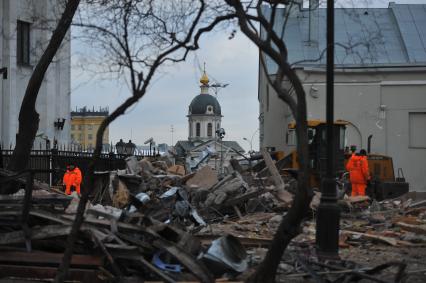 Москва. На месте снесенных торговых павильонов, признанных самостроем, на улице Воздвиженка.