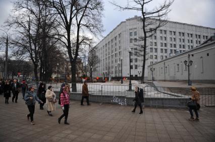 Москва. На месте снесенных торговых павильонов, признанных самостроем, на улице Воздвиженка.