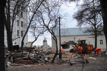 Москва. На месте снесенных торговых павильонов, признанных самостроем, на улице Воздвиженка.