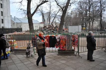 Москва. Уличная торговля на месте снесенных торговых павильонов, признанных самостроем, на улице Воздвиженка.