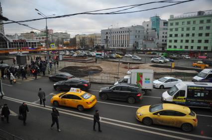 Москва.  После сноса торговых павильонов, признанных самостроем, у станции метро `Марксистская`.