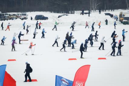 Саратов. Участники всероссийской массовой лыжной гонки `Лыжня России - 2016`.