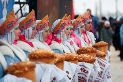 Саратов. Девушки с караваями во время открытия всероссийской массовой лыжной гонки `Лыжня России - 2016`.