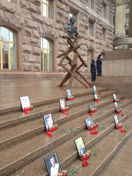 Киев. Мемориал `Небесной сотне` у здания Верховной Рады.