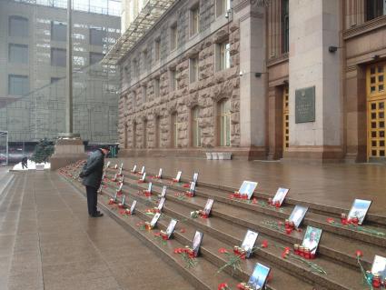 Киев. Мемориал `Небесной сотне` у здания Верховной Рады.