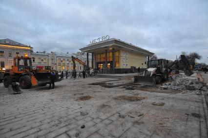 Москва.  После сноса торговых павильонов, признанных самостроем, у станции метро `Чистые пруды`.