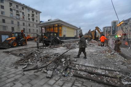 Москва.  После сноса торговых павильонов, признанных самостроем, у станции метро `Чистые пруды`.