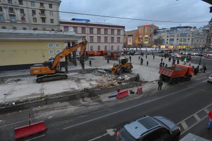 Москва.  После сноса торговых павильонов, признанных самостроем, у станции метро `Чистые пруды`.