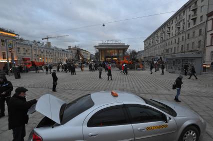 Москва.  После сноса торговых павильонов, признанных самостроем, у станции метро `Чистые пруды`.