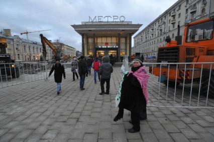 Москва.  После сноса торговых павильонов, признанных самостроем, у станции метро `Чистые пруды`.