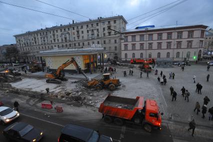 Москва.  После сноса торговых павильонов, признанных самостроем, у станции метро `Чистые пруды`.