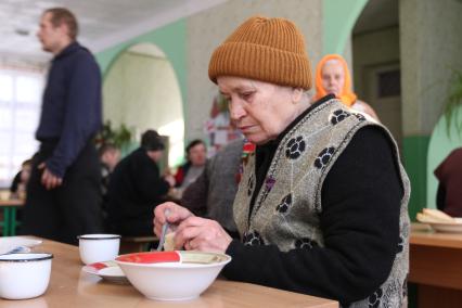 Украина. Луганская область. г.Перевальск. Беженцы во время обеда в столовой школы-интерната для детей с умственными отклонениями.