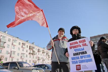 Барнаул. Участник движения `Антимайдан` во время проведения митинга.