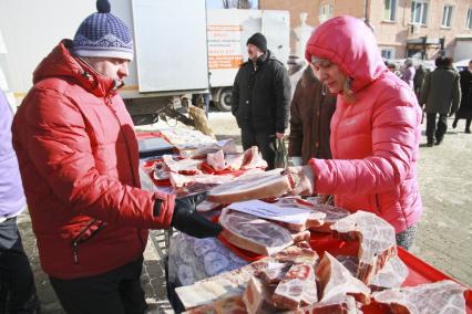 Барнаул. Социальная ярмарка. Покупатели возле прилавка с мясом.