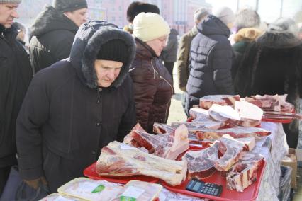 Барнаул. Социальная ярмарка. Покупатели возле прилавка с мясом.