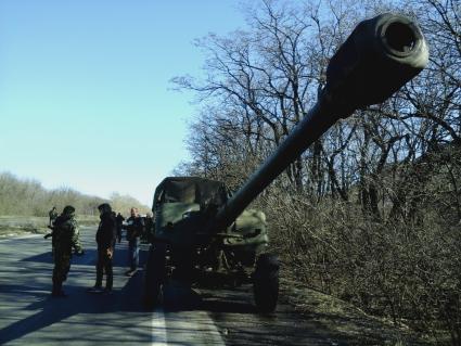 Украина. Донецкая область. Отвод 96 единиц военной техники со стороны ДНР от линии соприкосновения. Согласно минским соглашениям, украинская армия и армия ДНР должны отвезти вооружение поэтапно, начиная с 22 февраля в течении двух недель.