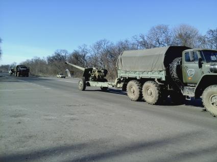 Украина. Донецкая область. Отвод 96 единиц военной техники со стороны ДНР от линии соприкосновения. Согласно минским соглашениям, украинская армия и армия ДНР должны отвезти вооружение поэтапно, начиная с 22 февраля в течении двух недель.