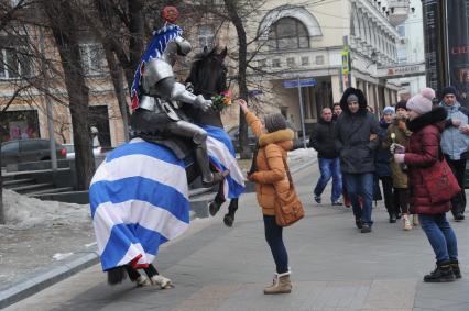 Москва. Романтическая акция `Рыцарь Любви` во время празднования Дня влюбленных  в центре города.