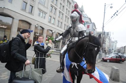 Москва. Романтическая акция `Рыцарь Любви` во время празднования Дня влюбленных  в центре города.