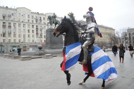 Москва. Романтическая акция `Рыцарь Любви` во время празднования Дня влюбленных на Тверской площади.