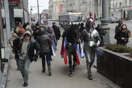 Москва. Романтическая акция `Рыцарь Любви` во время празднования Дня влюбленных на Тверской улице.