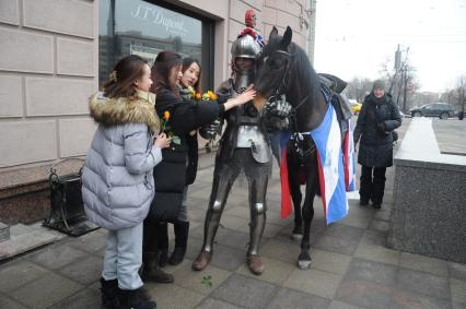 Москва. Романтическая акция `Рыцарь Любви` во время празднования Дня влюбленных на Страстном бульваре.