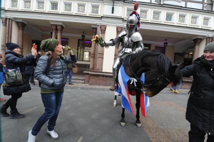 Москва. Романтическая акция `Рыцарь Любви` во время празднования Дня влюбленных  в центре города.