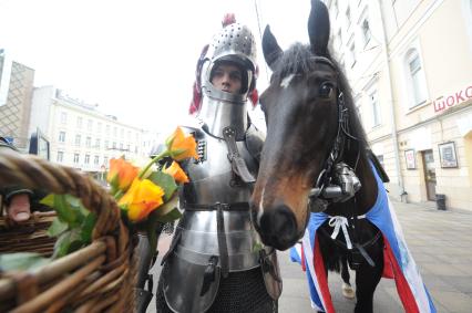 Москва. Романтическая акция `Рыцарь Любви` во время празднования Дня влюбленных  в центре города.