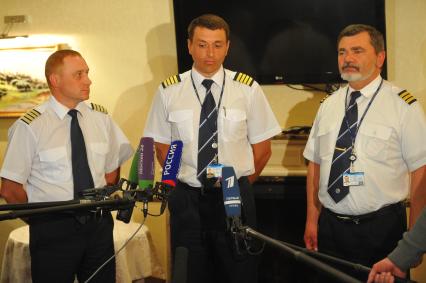 Московская область. Аэропорт Домодедово. Экипаж самолета Boeing 777 200 `Оренбургских авиалиний` (Orenair) Андрей Карташов, Константин Парикожа и Дмитрий Алкеев (слева направо) во время пресс-конференции. 11 февраля самолет Boeing 777 200 авиакомпании Orenair, выполнявший рейс Р2-554, совершил вынужденную посадку в аэропорту доминиканского города Пунта-Кана после возникновения неисправности в одной из турбин лайнера.