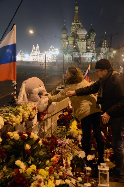 Москва. Люди приносят цветы к месту убийства политика Бориса Немцова, застреленного 27 февраля 2015 года на Большой Москворецкий мосту.